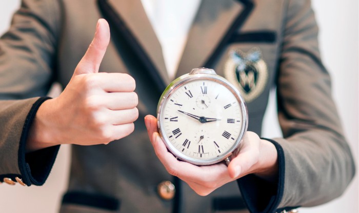 Clock representing the importance of punctuality in a part-time tutoring job